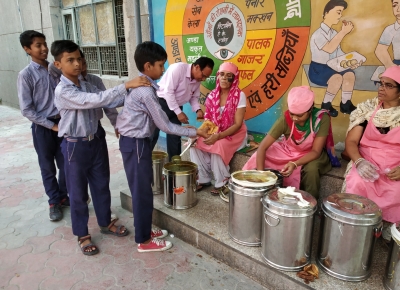 Mid-day meals resume after two yrs, 3.22 lakh R'sthan students get cooked food | Mid-day meals resume after two yrs, 3.22 lakh R'sthan students get cooked food