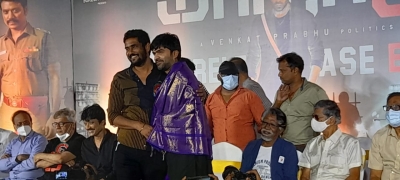 Silambarasan breaks down on stage at 'Maanaadu' pre-release event | Silambarasan breaks down on stage at 'Maanaadu' pre-release event