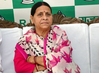 Rabri Devi's security personnel allegedly manhandled by police outside her residence | Rabri Devi's security personnel allegedly manhandled by police outside her residence
