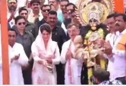 Priyanka performs 'puja' in MP's Jabalpur, BJP minister calls her 'chunavi Hindu' | Priyanka performs 'puja' in MP's Jabalpur, BJP minister calls her 'chunavi Hindu'