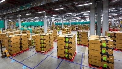 Mask up again, Amazon tells warehouse workers amid Covid spread | Mask up again, Amazon tells warehouse workers amid Covid spread