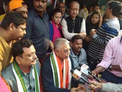 200 Trinamool workers in North 24 Parganas cross over to BJP | 200 Trinamool workers in North 24 Parganas cross over to BJP 200 Trinamool workers in North 24 Parganas cross over to BJP | 200 Trinamool workers in North 24 Parganas cross over to BJP