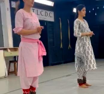 Kangana Ranaut takes early morning dancing lessons | Kangana Ranaut takes early morning dancing lessons Kangana Ranaut takes early morning dancing lessons | Kangana Ranaut takes early morning dancing lessons