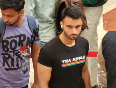 Man appears with 'Tim Apple' on his T-shirt as Cook unveils Apple Saket store | Man appears with 'Tim Apple' on his T-shirt as Cook unveils Apple Saket store