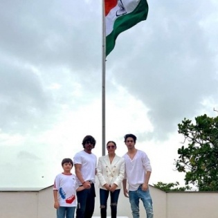 SRK, family celebrate 'Har Ghar Tiranga', hoist Tricolour at Mannat | SRK, family celebrate 'Har Ghar Tiranga', hoist Tricolour at Mannat