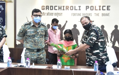 Dreaded woman Maoist surrenders to Maharashtra Police | Dreaded woman Maoist surrenders to Maharashtra Police