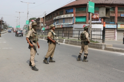 Terrorists fire on police vehicle in Srinagar | Terrorists fire on police vehicle in Srinagar