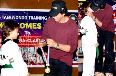 SRK kisses AbRam, honours him with gold medal for winning Taekwondo tournament | SRK kisses AbRam, honours him with gold medal for winning Taekwondo tournament