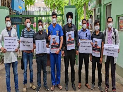 Doctors in Delhi Hospitals observe 'Black Day' against Ramdev for his remark regarding allopathy | Doctors in Delhi Hospitals observe 'Black Day' against Ramdev for his remark regarding allopathy