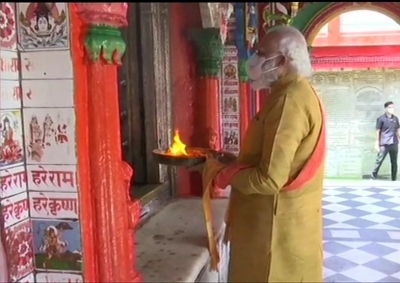 Modi offers prayers at 10th century Hanuman Garhi temple | Modi offers prayers at 10th century Hanuman Garhi temple