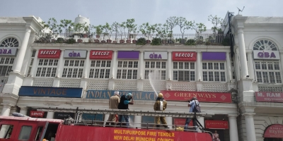 NDMC disinfects Connaught Place, Khan Market areas | NDMC disinfects Connaught Place, Khan Market areas