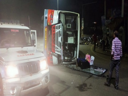 Andhra Pradesh: Bus overturns in road accident; no casualties, all passengers injured | Andhra Pradesh: Bus overturns in road accident; no casualties, all passengers injured