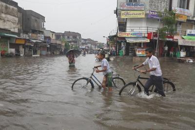 Unseasonal rains lash Valsad; IMD warns of heavy showers in Gujarat | Unseasonal rains lash Valsad; IMD warns of heavy showers in Gujarat Unseasonal rains lash Valsad; IMD warns of heavy showers in Gujarat | Unseasonal rains lash Valsad; IMD warns of heavy showers in Gujarat