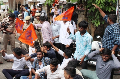 BJP activist murder: ABVP besieges K'taka Home Min's house, Min says protest 'to open his eyes' | BJP activist murder: ABVP besieges K'taka Home Min's house, Min says protest 'to open his eyes'