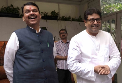 Fresh political buzz as Raj Thackeray goes to meet Fadnavis | Fresh political buzz as Raj Thackeray goes to meet Fadnavis Fresh political buzz as Raj Thackeray goes to meet Fadnavis | Fresh political buzz as Raj Thackeray goes to meet Fadnavis