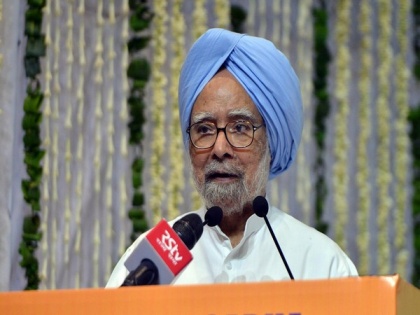 Manmohan Singh congratulates Abhijit Banerjee, his wife for winning Nobel, lauds path-breaking work | Manmohan Singh congratulates Abhijit Banerjee, his wife for winning Nobel, lauds path-breaking work