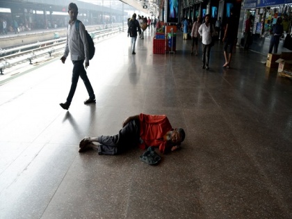 Travelers hesitate to avail services of coolies at New Delhi railway station amid pandemic | Travelers hesitate to avail services of coolies at New Delhi railway station amid pandemic