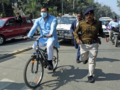 Tejashwi Yadav rides bicycle to protest against fuel price hike | Tejashwi Yadav rides bicycle to protest against fuel price hike