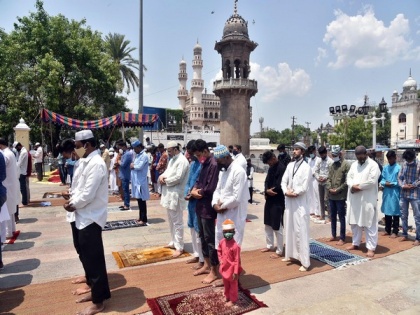 Over 8,000 people perform prayer at Islamic Heritage Mecca Masjid during Ramzaan in Hyderabad | Over 8,000 people perform prayer at Islamic Heritage Mecca Masjid during Ramzaan in Hyderabad