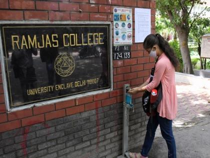 Several students injured in brawl between two groups at Delhi's Ramjas College | Several students injured in brawl between two groups at Delhi's Ramjas College