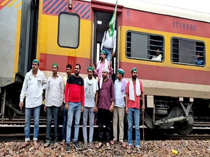 Railway services disrupted due to farmers' 'rail roko' protest | Railway services disrupted due to farmers' 'rail roko' protest