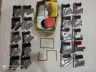 Delhi Police nab arms supplier, recover tin full of pistols | Delhi Police nab arms supplier, recover tin full of pistols