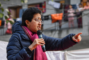 Delhi Police reach Atishi's residence to serve notice | Delhi Police reach Atishi's residence to serve notice Delhi Police reach Atishi's residence to serve notice | Delhi Police reach Atishi's residence to serve notice