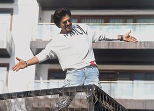 Fan pretends to be delivery boy to enter Shah Rukh Khan’s Mannat, guard has a hilarious reaction | Fan pretends to be delivery boy to enter Shah Rukh Khan’s Mannat, guard has a hilarious reaction