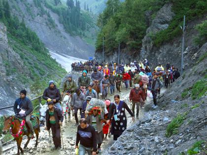 Over 17,000 perform Amarnath Yatra on 19th day despite bad weather | Over 17,000 perform Amarnath Yatra on 19th day despite bad weather Over 17,000 perform Amarnath Yatra on 19th day despite bad weather | Over 17,000 perform Amarnath Yatra on 19th day despite bad weather