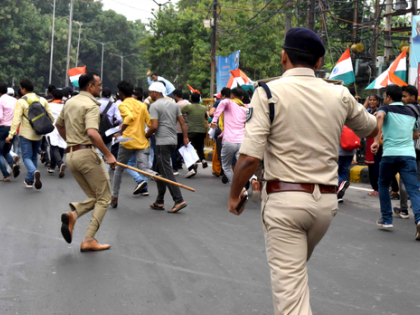 Police lathi-charge Sub-Inspector, Constable candidates in Patna; woman aspirant injured | Police lathi-charge Sub-Inspector, Constable candidates in Patna; woman aspirant injured Police lathi-charge Sub-Inspector, Constable candidates in Patna; woman aspirant injured | Police lathi-charge Sub-Inspector, Constable candidates in Patna; woman aspirant injured