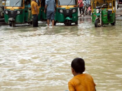 Heavy rainfall lashes Delhi; traffic congestion at several places | Heavy rainfall lashes Delhi; traffic congestion at several places