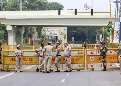 Alleged extortionist beaten, car torched by west Delhi residents | Alleged extortionist beaten, car torched by west Delhi residents Alleged extortionist beaten, car torched by west Delhi residents | Alleged extortionist beaten, car torched by west Delhi residents