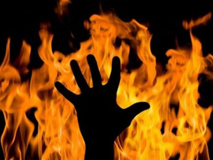 UPSC aspirant sets himself ablaze, jumps off from third floor in UP | UPSC aspirant sets himself ablaze, jumps off from third floor in UP UPSC aspirant sets himself ablaze, jumps off from third floor in UP | UPSC aspirant sets himself ablaze, jumps off from third floor in UP