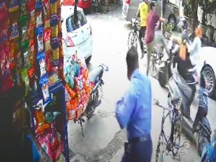 Delhi Police ASI foils snatching bid, video goes viral on social media | Delhi Police ASI foils snatching bid, video goes viral on social media Delhi Police ASI foils snatching bid, video goes viral on social media | Delhi Police ASI foils snatching bid, video goes viral on social media