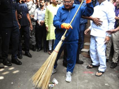 BJP chief in Delhi's Ambedkar Basti for 'Swacchta Abhiyan' | BJP chief in Delhi's Ambedkar Basti for 'Swacchta Abhiyan' BJP chief in Delhi's Ambedkar Basti for 'Swacchta Abhiyan' | BJP chief in Delhi's Ambedkar Basti for 'Swacchta Abhiyan'