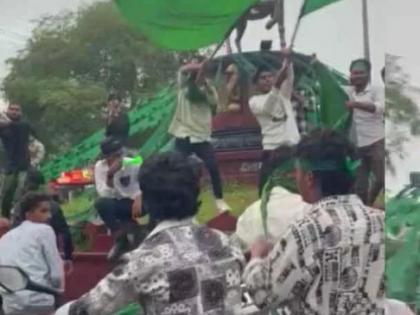 K’taka youths climb freedom fighter's statue, get police notice | K’taka youths climb freedom fighter's statue, get police notice K’taka youths climb freedom fighter's statue, get police notice | K’taka youths climb freedom fighter's statue, get police notice