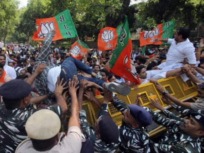 Delhi BJP protests outside AAP office demanding CM Kejriwal's resignation, expulsion of Sisodia from party | Delhi BJP protests outside AAP office demanding CM Kejriwal's resignation, expulsion of Sisodia from party