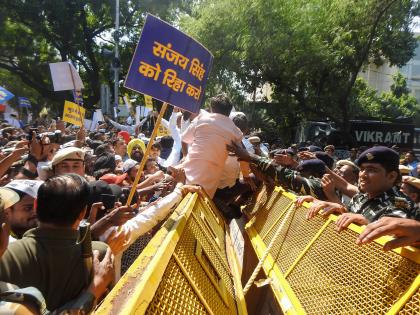Sanjay Singh’s arrest: AAP workers try to break through police barricades | Sanjay Singh’s arrest: AAP workers try to break through police barricades