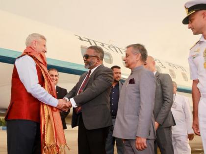 Jaishankar reaches Sri Lanka to attend Indian Ocean Rim Association meeting | Jaishankar reaches Sri Lanka to attend Indian Ocean Rim Association meeting Jaishankar reaches Sri Lanka to attend Indian Ocean Rim Association meeting | Jaishankar reaches Sri Lanka to attend Indian Ocean Rim Association meeting