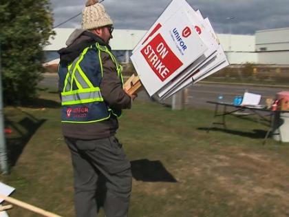 Unifor, GM reach tentative agreement ending brief strike in Canada | Unifor, GM reach tentative agreement ending brief strike in Canada Unifor, GM reach tentative agreement ending brief strike in Canada | Unifor, GM reach tentative agreement ending brief strike in Canada