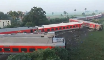 Four killed, many injured as North East Express derails in Bihar | Four killed, many injured as North East Express derails in Bihar