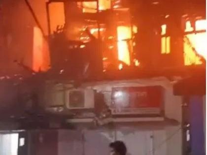 Seven houses, sawmill gutted in Kolkata fire | Seven houses, sawmill gutted in Kolkata fire
