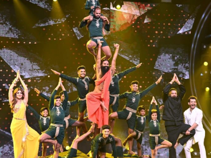 Swami Ramdev performs Mallkhamb stunts on 'IGT 10' stage | Swami Ramdev performs Mallkhamb stunts on 'IGT 10' stage Swami Ramdev performs Mallkhamb stunts on 'IGT 10' stage | Swami Ramdev performs Mallkhamb stunts on 'IGT 10' stage