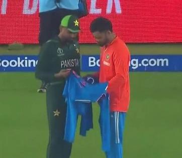 Virat gifts signed jersey to Babar; Wasim Akram criticizes Pakistan captain, says "Today was not the day...' | Virat gifts signed jersey to Babar; Wasim Akram criticizes Pakistan captain, says "Today was not the day...' Virat gifts signed jersey to Babar; Wasim Akram criticizes Pakistan captain, says "Today was not the day...' | Virat gifts signed jersey to Babar; Wasim Akram criticizes Pakistan captain, says "Today was not the day...'