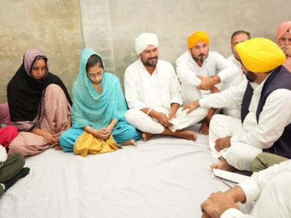 Punjab CM hands over cheque for Rs 1 crore to family of Agniveer | Punjab CM hands over cheque for Rs 1 crore to family of Agniveer Punjab CM hands over cheque for Rs 1 crore to family of Agniveer | Punjab CM hands over cheque for Rs 1 crore to family of Agniveer