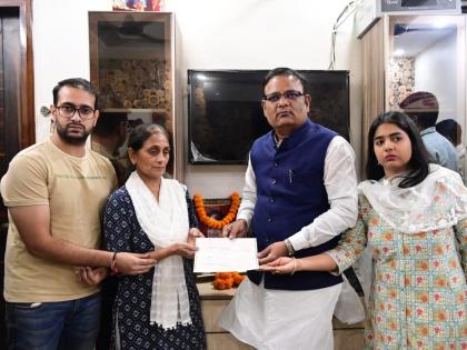 Delhi minister disburses ex-gratia of Rs 1cr to hospital employee’s family who died in Covid | Delhi minister disburses ex-gratia of Rs 1cr to hospital employee’s family who died in Covid Delhi minister disburses ex-gratia of Rs 1cr to hospital employee’s family who died in Covid | Delhi minister disburses ex-gratia of Rs 1cr to hospital employee’s family who died in Covid
