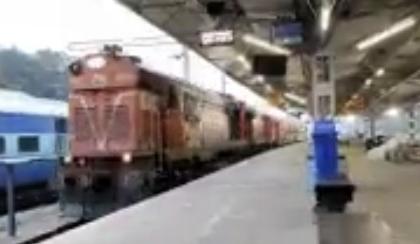 Driver forgets to stop Utsarg Express at station in Bihar’s Saran, then reverses | Driver forgets to stop Utsarg Express at station in Bihar’s Saran, then reverses Driver forgets to stop Utsarg Express at station in Bihar’s Saran, then reverses | Driver forgets to stop Utsarg Express at station in Bihar’s Saran, then reverses