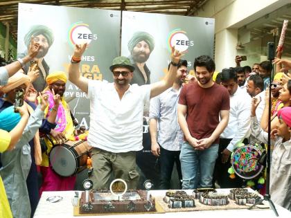 Sunny Deol cuts b'day cake with son Karan, Rajveer; grooves to dhol beats | Sunny Deol cuts b'day cake with son Karan, Rajveer; grooves to dhol beats Sunny Deol cuts b'day cake with son Karan, Rajveer; grooves to dhol beats | Sunny Deol cuts b'day cake with son Karan, Rajveer; grooves to dhol beats