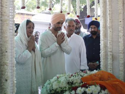 Bishan Singh Bedi's last rights performed at Lodhi Crematorium ground | Bishan Singh Bedi's last rights performed at Lodhi Crematorium ground