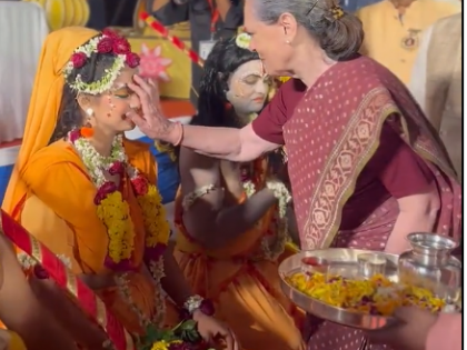 Sonia Gandhi participates in Dussehra celebrations at Red Fort | Sonia Gandhi participates in Dussehra celebrations at Red Fort